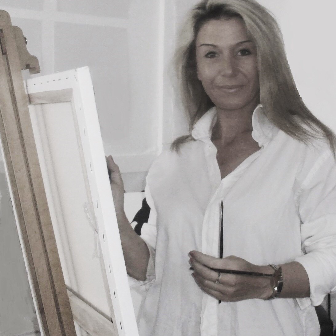 Helen Watson-Jones working at an easel